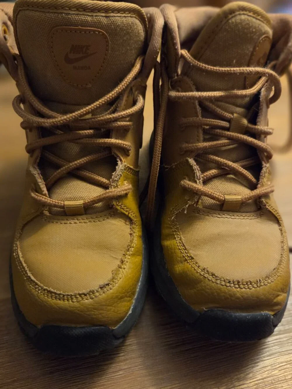 Boys nike manoa leather boots